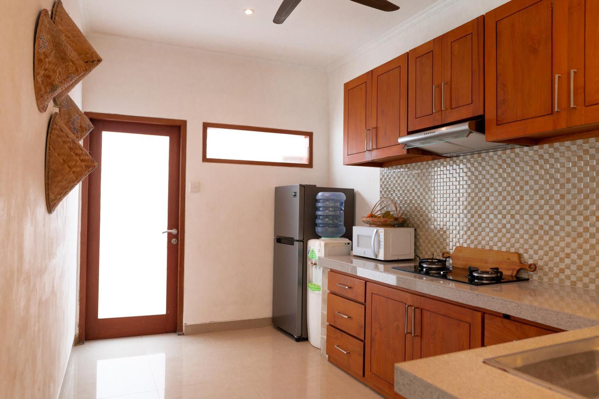 Lima Legian Villa *